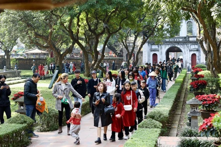 [Ảnh] Du khách rộn ràng đi xin chữ đầu năm tại Văn Miếu