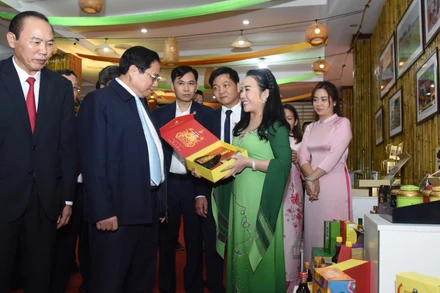 Thủ tướng Phạm Minh Chính và các đại biểu tham quan các gian trưng bày sản phẩm nông nghiệp.