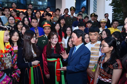 Bộ trưởng, Chủ nhiệm Ủy ban Dân tộc Hầu A Lềnh với các bạn học sinh, sinh viên, thanh niên dân tộc thiểu số xuất sắc, tiêu biểu tại buổi gặp mặt.