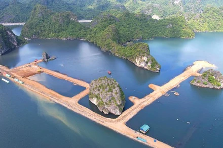 Báo Tiền Phong phản ánh những hòn núi đá bị dự án đổ đất "quây" lại.