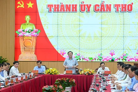 Chủ tịch Quốc hội Vương Đình Huệ và đoàn công tác của Trung ương làm việc với Ban Thường vụ Thành ủy Cần Thơ.