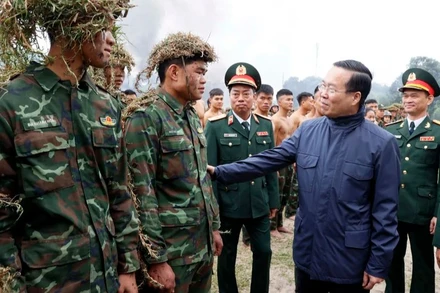 Chủ tịch nước Võ Văn Thưởng thăm hỏi, động viên bộ đội đặc công tại thao trường huấn luyện. (Ảnh: TTXVN)