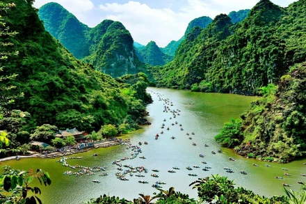 Quần thể danh thắng Tràng An thu hút khách du lịch bởi nhiều cảnh đẹp thiên nhiên hùng vĩ, linh thiêng và các kỷ lục thế giới.