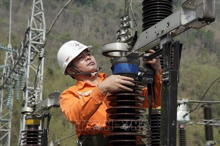 Công ty Điện lực Hòa Bình (Tổng công ty Điện lực miền Bắc) cải tạo nâng công suất trạm biến áp 110kV Mai Châu. (Ảnh: TTXVN)