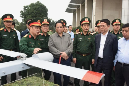 Thủ tướng Phạm Minh Chính thăm các sản phẩm do Viettel nghiên cứu, chế tạo.