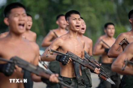 Chương trình huấn luyện của các chiến sí Cảnh sát cơ động chống khủng bố luôn dày đặc từ 5 giờ sáng đến 9 giờ tối. Từ rèn luyện thể lực cho đến kỹ năng võ thuật, sử dụng vũ khí... đều đòi hỏi 100% cán bộ chiến sĩ phải nỗ lực hết mình. (Ảnh: TTXVN)