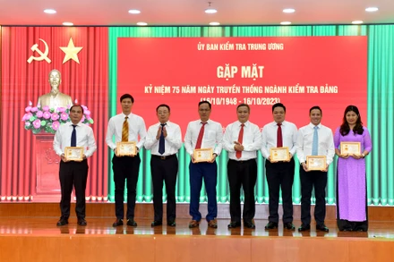 Lãnh đạo Ủy ban Kiểm tra Trung ương trao Kỷ niệm chương Vì sự nghiệp Kiểm tra của Đảng tặng các cá nhân. (Ảnh: ĐĂNG KHOA)