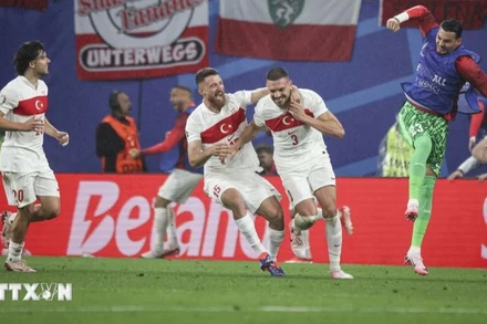 Merih Demiral (số 3) lập cú đúp, đưa Thổ Nhĩ Kỳ vào tứ kết EURO 2024. (Ảnh: AA/TTXVN)
