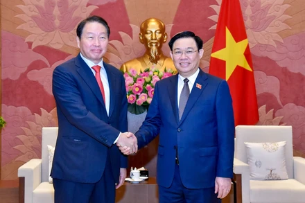 Chủ tịch Quốc hội Vương Đình Huệ chào mừng Chủ tịch Tập đoàn SK Hàn Quốc Chey Tae-won.