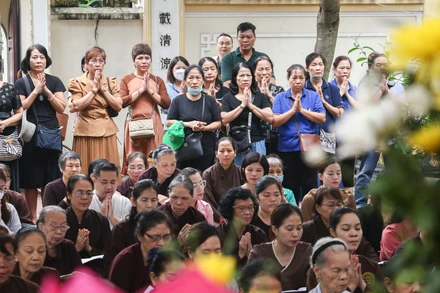 [Ảnh] Người dân đến chùa thắp hương, tưởng niệm nạn nhân trong vụ cháy chung cư mini