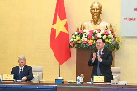 Chủ tịch Quốc hội Vương Đình Huệ và Chủ tịch Ủy ban Trung ương Mặt trận Tổ quốc Việt Nam Đỗ Văn Chiến dự và chủ trì hội nghị.