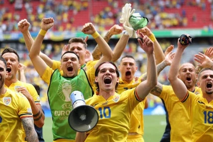 Niềm vui chiến thắng của Romania. (Ảnh: Getty)