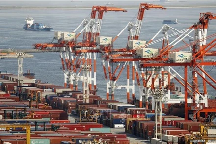 Cảng hàng hóa ở Tokyo, Nhật Bản. Ảnh: Kyodo/TTXVN