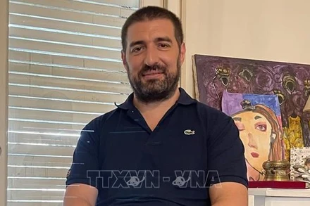 Nhà báo Gaston Fiorda trả lời phỏng vấn phóng viên TTXVN. (Ảnh: TTXVN)