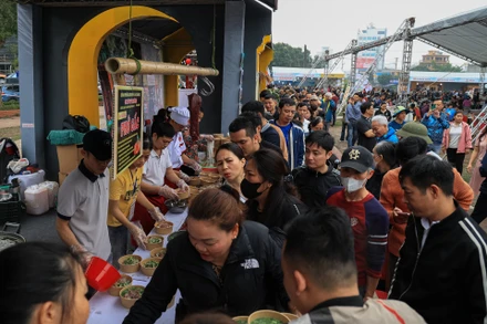 [Ảnh] Người dân xếp hàng mua phở tại Festival Phở 2024
