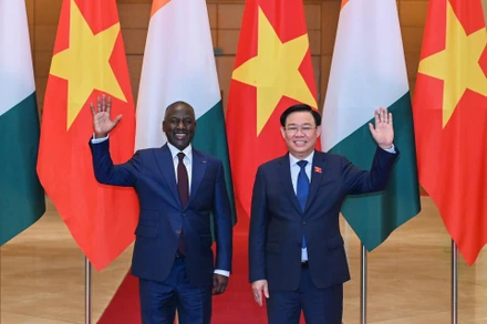 Chủ tịch Quốc hội Vương Đình Huệ và Chủ tịch Quốc hội Cộng hòa Bờ Biển Ngà Adama Bictogo tại lễ đón. (Ảnh DUY LINH)