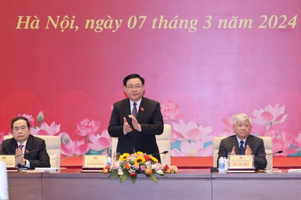 Chủ tịch Quốc hội Vương Đình Huệ cùng các đồng chí lãnh đạo Quốc hội, Chính phủ, Ủy ban Trung ương Mặt trận Tổ quốc chủ trì hội nghị. (Ảnh: DUY LINH)