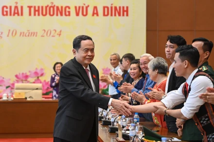 Chủ tịch Quốc hội Trần Thanh Mẫn với các đại biểu tại cuộc gặp mặt. (Ảnh: DUY LINH)