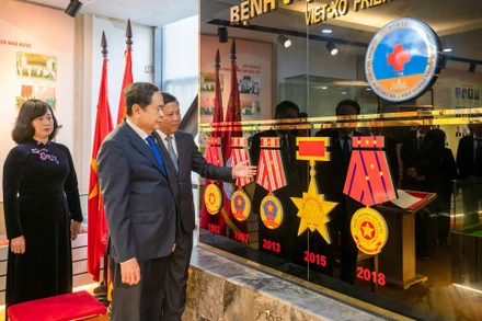 Chủ tịch Quốc hội Trần Thanh Mẫn đã thăm Phòng truyền thống của Bệnh viện Hữu Nghị. (Ảnh: DUY LINH)