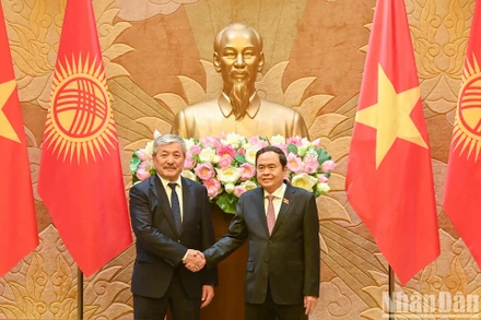 Chủ tịch Quốc hội Trần Thanh Mẫn và Thủ tướng Kyrgyzstan Adylbek Kasymaliev tại buổi hội kiến.