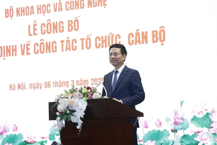 Bộ trưởng Khoa học và Công nghệ Nguyễn Mạnh Hùng chủ trì Lễ công bố các quyết định về công tác tổ chức, cán bộ.