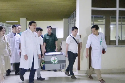 Thận của người hiến tạng được vận chuyển đến Bệnh viện Việt Nam-Thụy Điển Uông Bí.