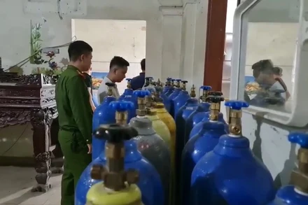 Một trong 3 điểm tập kết các bình chứa khí cười (N02) bị Công an thành phố Hạ Long phát hiện.