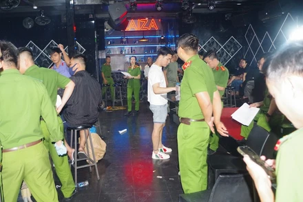 Công an huyện Vân Đồn bắt giữ nhóm đối tượng tổ chức sử dụng trái phép chất ma túy tại quán Pub ở thị trấn Cái Rồng, Quảng Ninh.