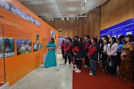 Trưng bày chuyên đề "Văn hóa nhà Trần và Phật giáo Yên Tử" thu hút đông đảo người dân và du khách tham quan, tìm hiểu.