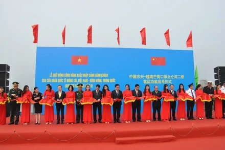 Các đại biểu cắt băng khởi động công năng xuất, nhập cảnh hành khách qua cửa khẩu quốc tế Móng Cái.