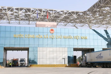 Phương tiện chở hàng hóa xuất nhập khẩu qua cửa cầu Bắc Luân II.