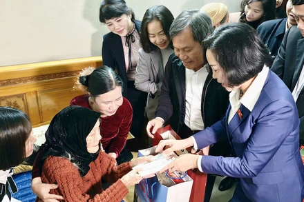 Phó Chủ tịch Quốc hội Nguyễn Thị Thanh thăm, tặng cho Mẹ Việt Nam Anh hùng Nguyễn Thị Huệ (102 tuổi) ở khu Vĩnh Tuy 2, phường Mạo Khê, thành phố Đông Triều.