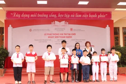 Ban Tổ chức trao giấy khen và các danh hiệu thám hoa, bảng nhãn, trạng nguyên cho các học sinh đoạt giải.