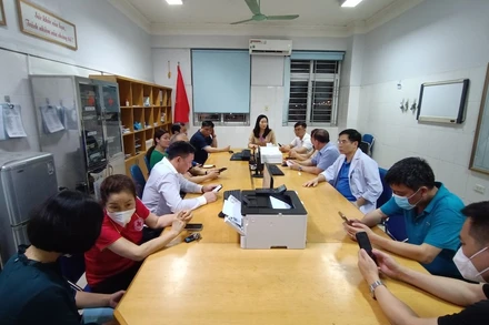 Lãnh đạo tỉnh Quảng Ninh và các cơ quan chức năng cùng thành phố Hạ Long thăm hỏi, động viên các thân nhân các nạn nhân ngay trong đêm 5/4.