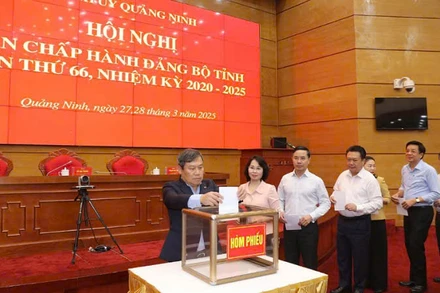 Các đại biểu bỏ phiếu bầu Phó Bí thư Tỉnh ủy Quảng Ninh nhiệm kỳ 2020-2025.