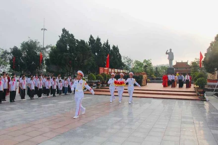 Lễ thượng cờ trên đảo Cô Tô trong sáng ngày 30/4.