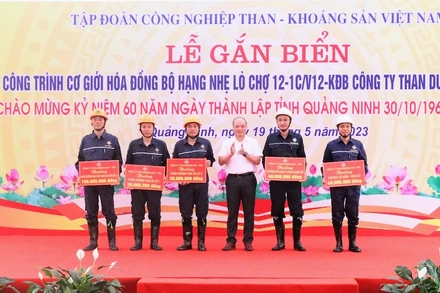 Lãnh đạo Công ty than Dương Huy tặng quà, động viên các cá nhân và tập thể có thành tích xuất sắc trong sản xuất.