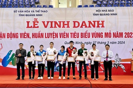 Lãnh đạo Hội nhà báo tỉnh Quảng Ninh khen thưởng cho các vận động viên, huấn luyện viên tiêu biểu Vùng mỏ năm 2023.