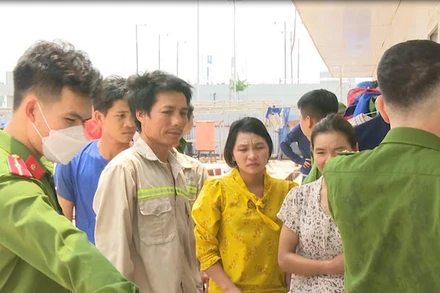 Lực lượng công an tổ chức xét nghiệm ma tuý cho công nhân, lao động đang làm việc tại khu công nghiệp Đông Mai, thị xã Quảng Yên.