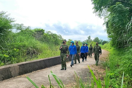 Cán bộ, chiến sĩ Đồn Biên phòng Cửa khẩu Hoành Mô phối hợp với các lực lượng tăng cường tuần tra, kiểm soát khu vực biên giới.