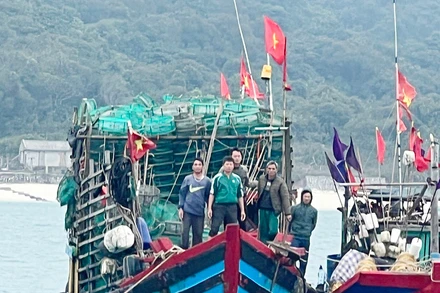 Các thuyền viên được Bộ đội Biên phòng Quảng Ninh cứu hộ thành công, đưa vào bờ an toàn.