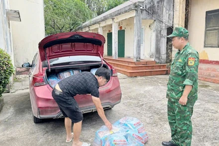 Đối tượng Nguyễn Hồng Minh và tang vật bị lực lượng Bộ đội Biên phòng Quảng Ninh bắt giữ.