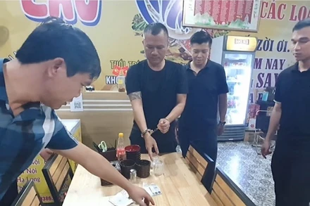 Đối tượng Nguyễn Quang Huy cùng tang vật.