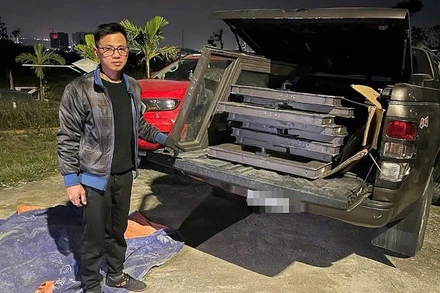 Đối tượng Kiên cùng tang vật và phương tiện tại cơ quan Công an.