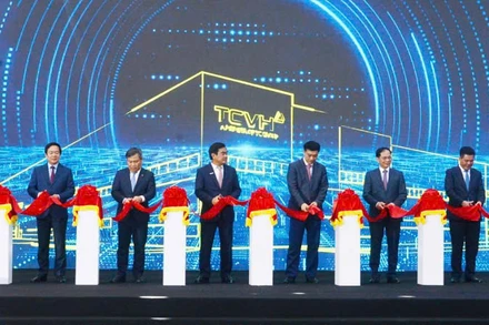 Các đại biểu cắt băng khánh thành Dự án Nhà máy sản xuất ô-tô Thành Công Việt Hưng.