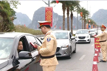 Lực lượng Cảnh sát giao thông tăng cường kiểm tra, xử lý vi phạm về nồng độ cồn khi điều khiển phương tiện.