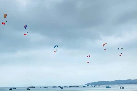 Các chiếc dù bay bay lượn giữa biển trời Đông Bắc.