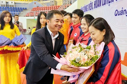 Lãnh đạo Sở Văn hóa, Thể thao và Du lịch Quảng Ninh khen thưởng cho các Huấn luyện viên tiêu biểu Vùng mỏ năm 2024.