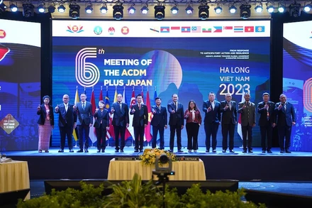 Các đại biểu tham dự cuộc họp thường niên lần thứ 6 của ACDM + Nhật Bản chụp ảnh lưu niệm.