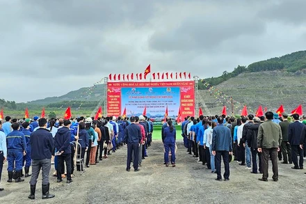 Quang cảnh lễ phát động trồng cây đầu Xuân Giáp Thìn 2024 của Tập đoàn Công nghiệp Than-Khoáng sản Việt Nam.